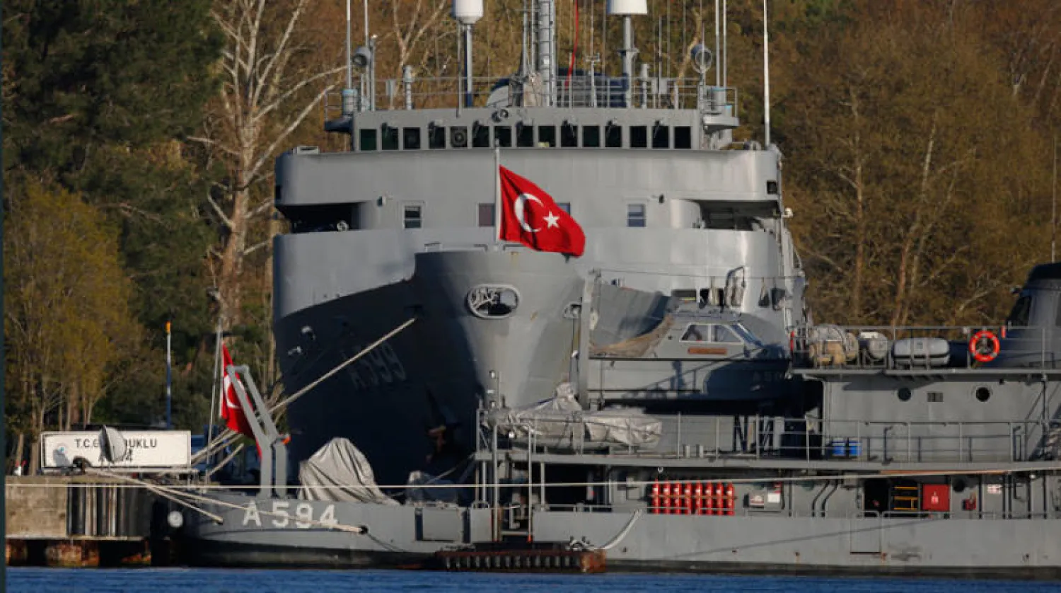سفينة بحرية تركية في مضيق البوسفور (أ.ب)