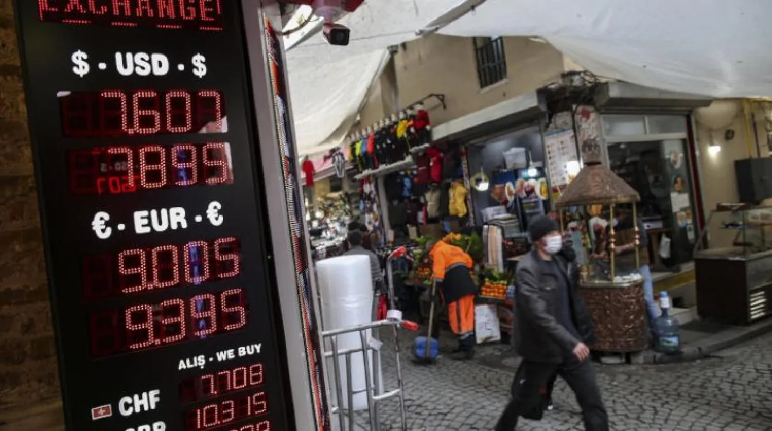 İstanbul'da bir döviz bürosu (AP)
