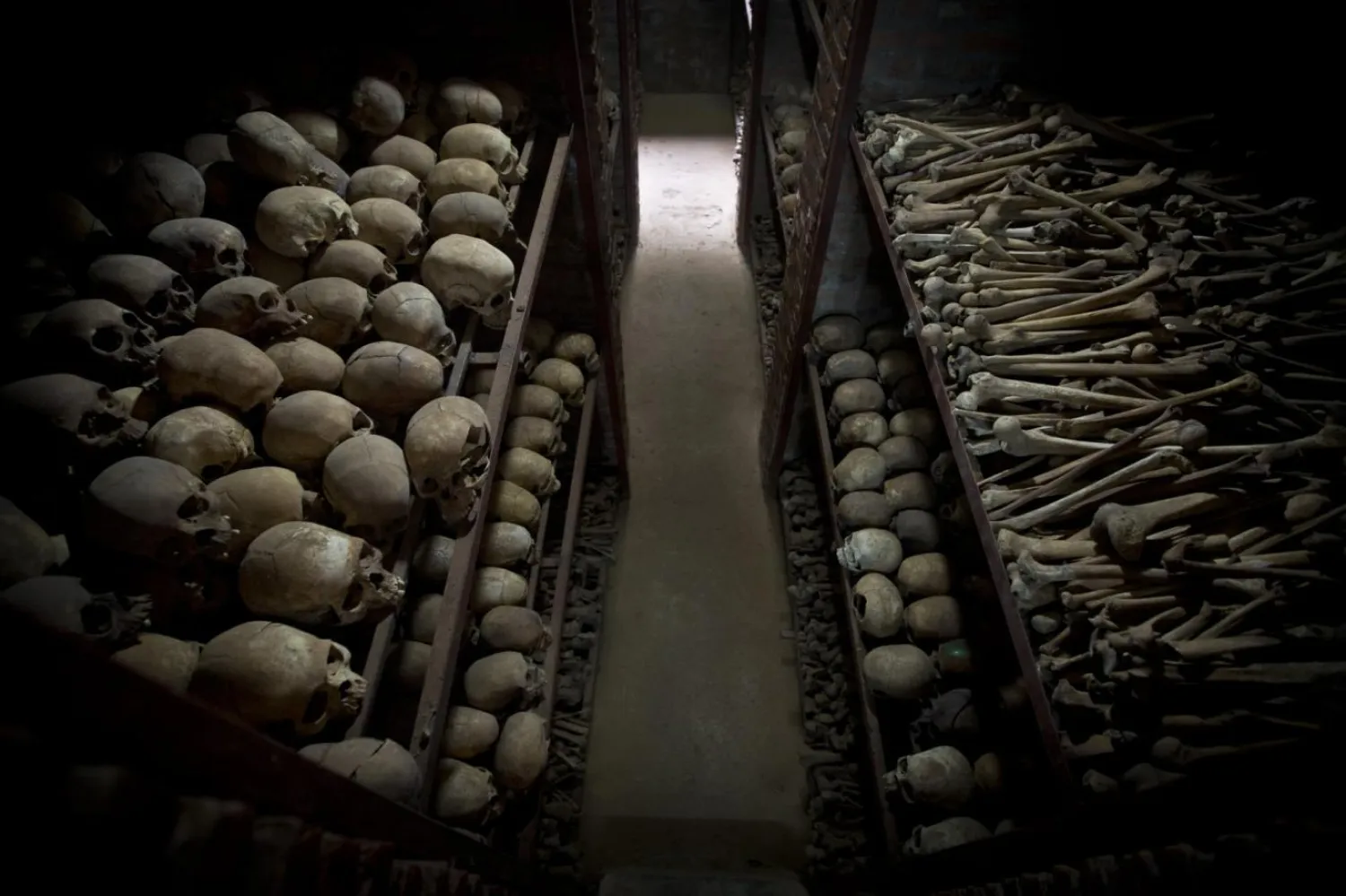 Katliam sırasında kiliseye sığınırken katledilenlerin anısına bu kişilerin kafatasları ve kemikleri bir mahzende sergileniyor (AP)