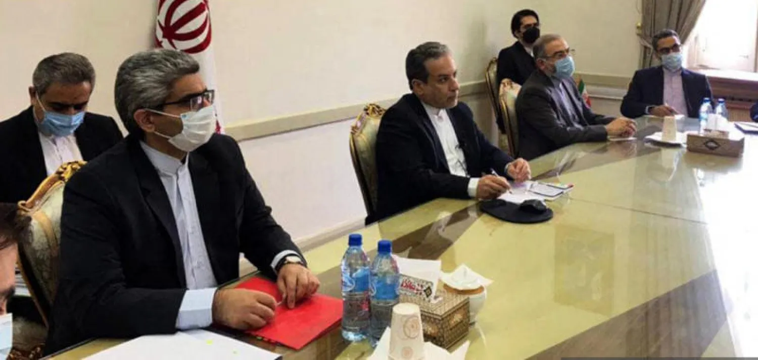 صورة وزعتها وزارة الخارجية الإيرانية تظهر نائب الخارجية عباس عراقجي (وسط) يحضر اجتماعًا افتراضيًا مع اللجنة المشتركة حول برنامج إيران النووي (JCPOA) في طهران (أ.ف.ب)