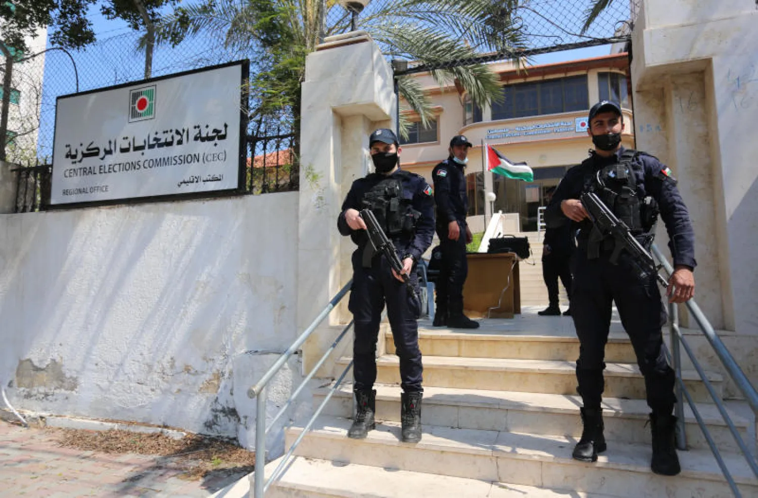رجال الشرطة يقفون حراسة خارج مبنى لجنة الانتخابات في غزة (د.ب.أ)