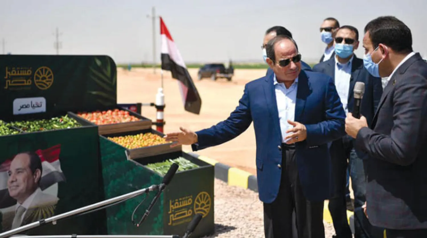 الرئيس المصري خلال زيارته أمس لمشروع زراعي في الصحراء الغربية للبلاد (الرئاسة المصرية)
