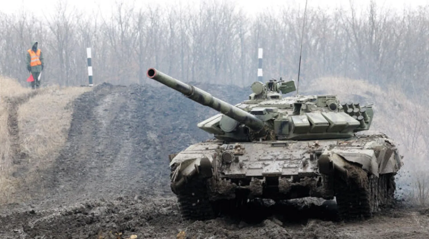 دبابة تابعة للانفصاليين من مؤيدي موسكو في دونيتسك شرق أوكرانيا العام الماضي (إ.ب.أ)