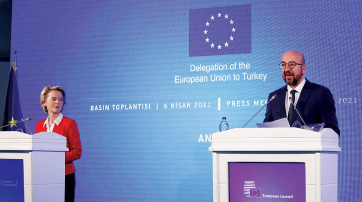 شارل ميشال وأورسولا فان دير لاين بمؤتمر صحافي عقب لقائهما إردوغان في أنقرة أمس (د.ب.أ)