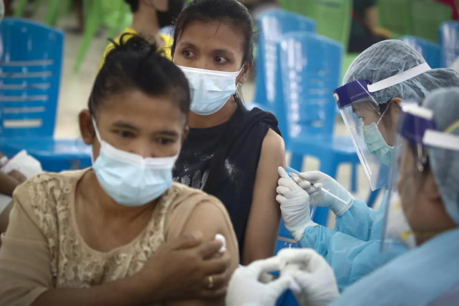 امرأة تتلقى جرعة من اللقاح المضاد لفيروس «كورونا» في بانكوك (إ.ب.أ)