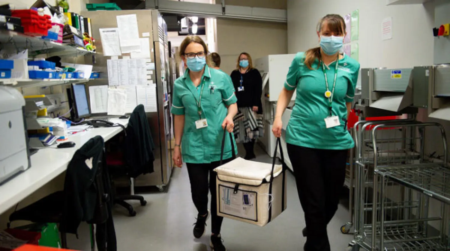 جرعات من «موديرنا» لحظة وصولها إلى ويلز أمس (رويترز)