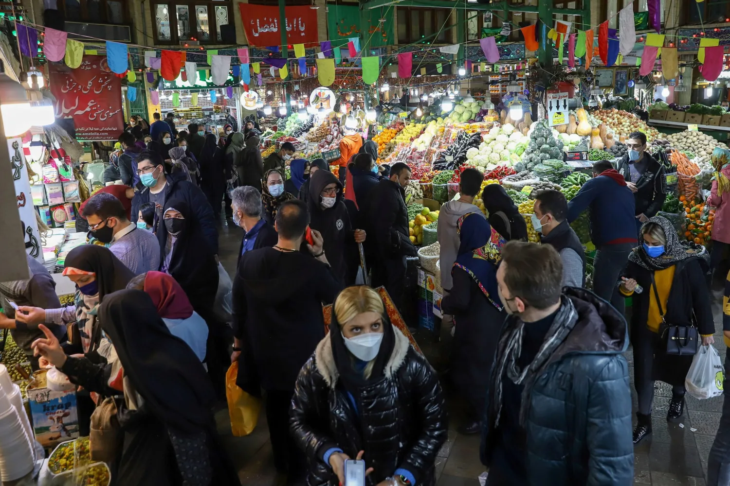 FILE PHOTO: People shop at the Tajrish Bazaar, ahead of Nowruz, the Iranian New Year, amid the coronavirus disease (COVID-19) pandemic, in Tehran, Iran March 17, 2021. Majid Asgaripour/WANA (West Asia News Agency) via REUTERS