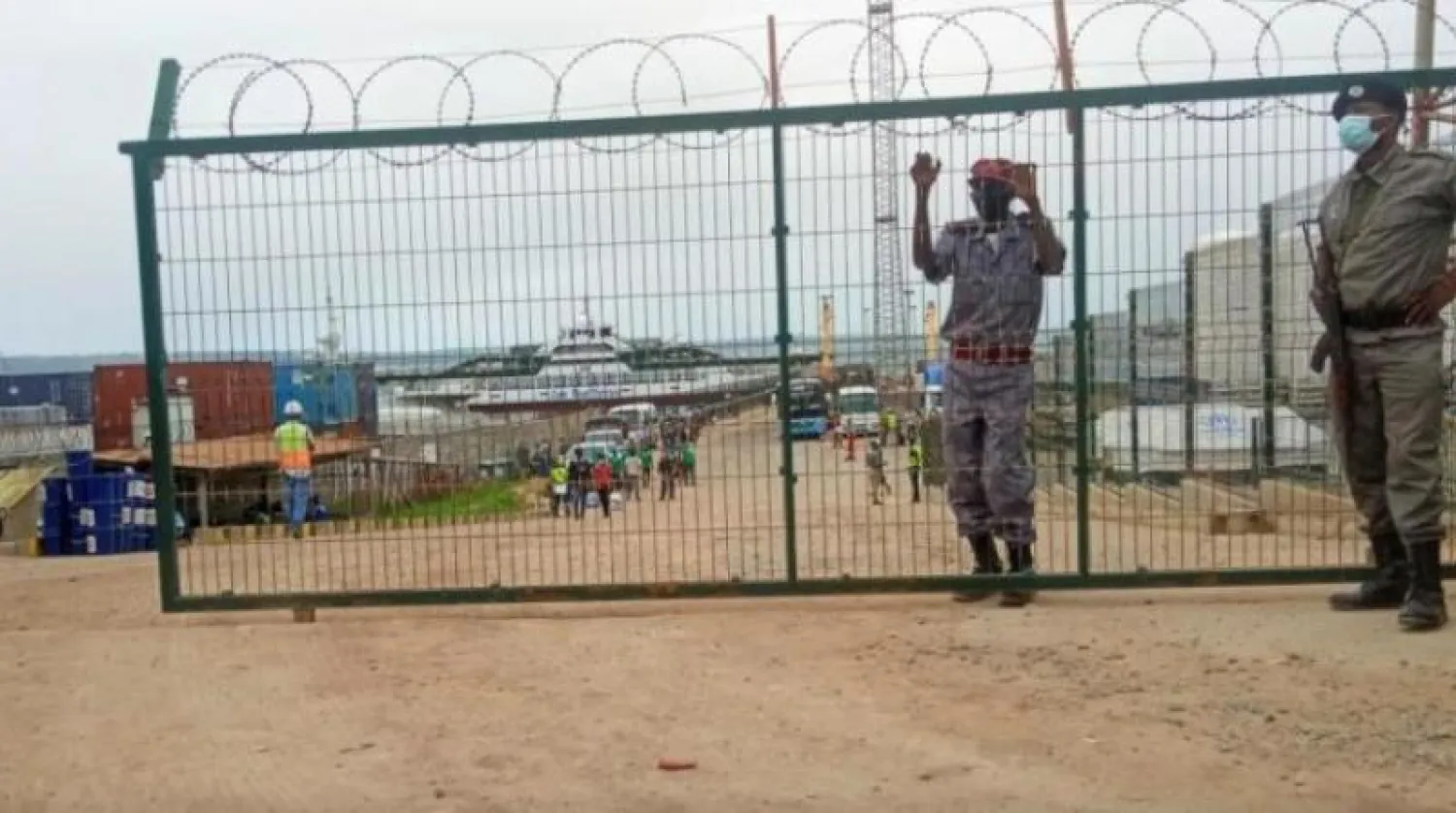 عسكريان تابعان للجيش الموزمبيقي يقفان لحماية مركز للغاز في أقصى شمال شرقي البلاد (رويترز)