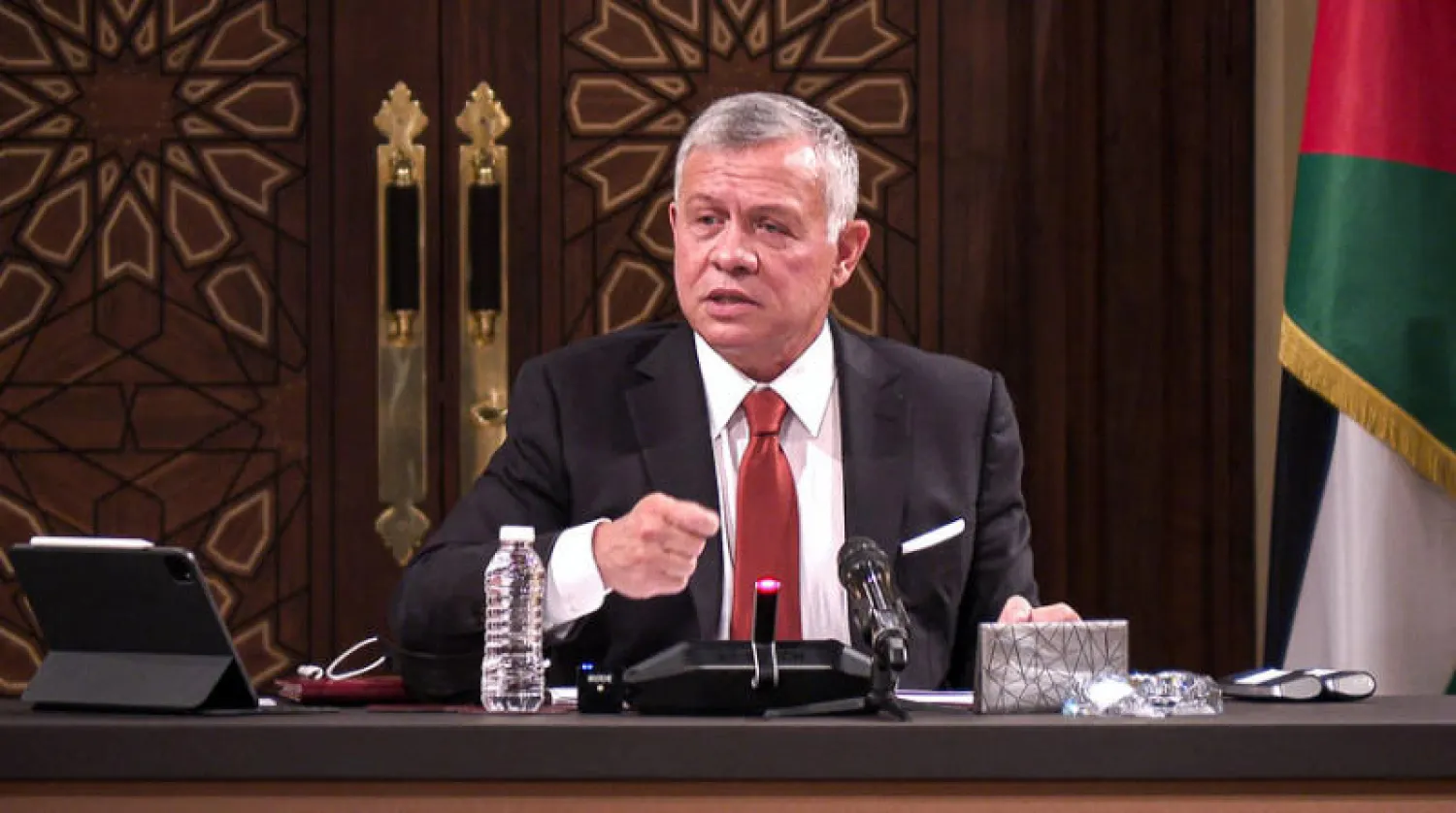 الملك عبد الله الثاني يتحدث إلى قياديين في البرلمان الأردني الشهر الماضي (أ.ف.ب)