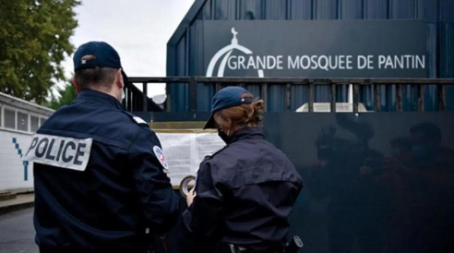 مسجد مدينة بانتان بعد قرار إغلاقه (إ.ب.أ)