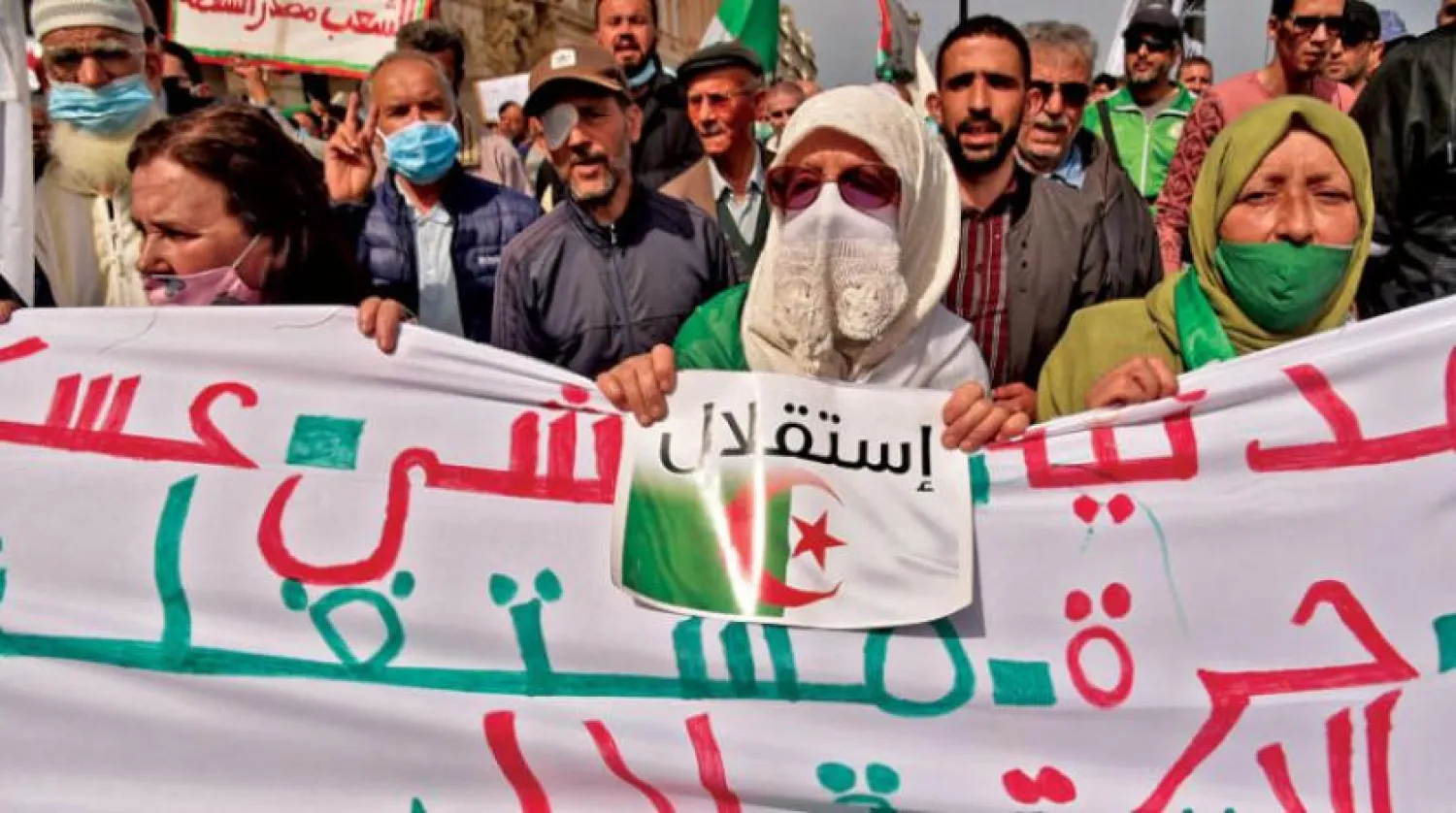 Uluslararası Af Örgütü Cezayir güvenlik güçlerini barışçıl göstericileri bastırmakla suçluyor (AFP)