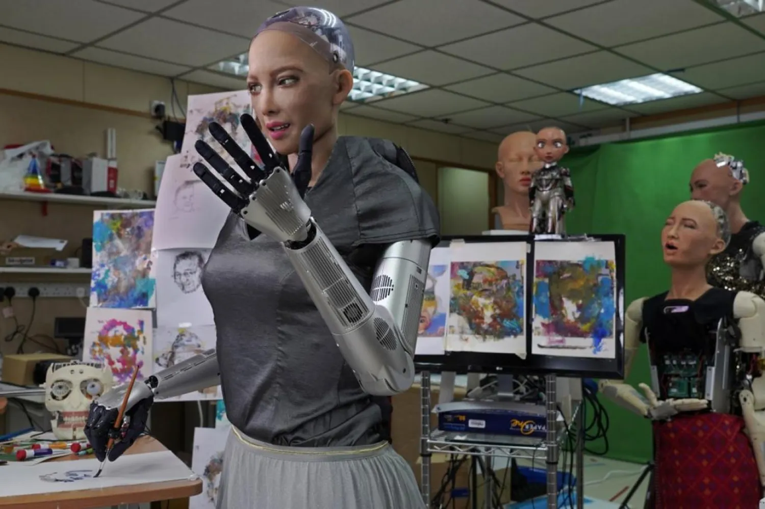  Sophia 2017'de Suudi Arabistan vatandaşı ilan edilmiş ve dünyanın ilk robot vatandaşı olmuştu (AP)