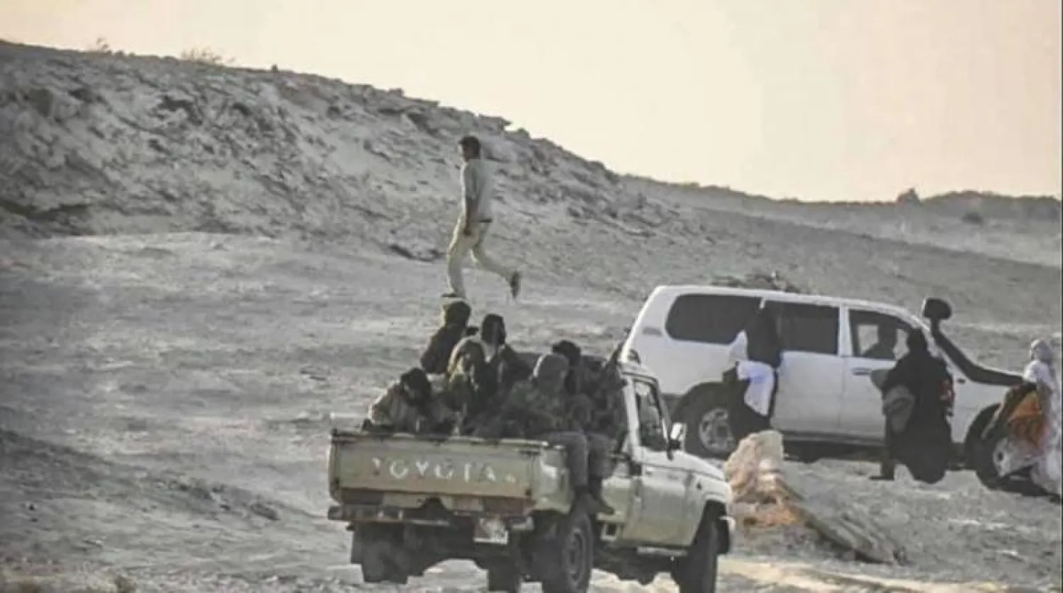 صورة وزعها الجيش المغربي لمسلحين من البوليساريو يغادرون موقعهم قرب الحدود الموريتانية في نوفمبر الماضي (أ.ف.ب)