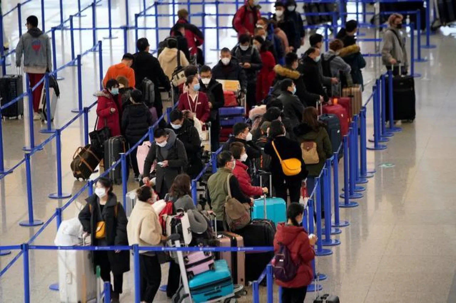 مسافرون في مطار شانغهاي بودنغ الدولي (رويترز)