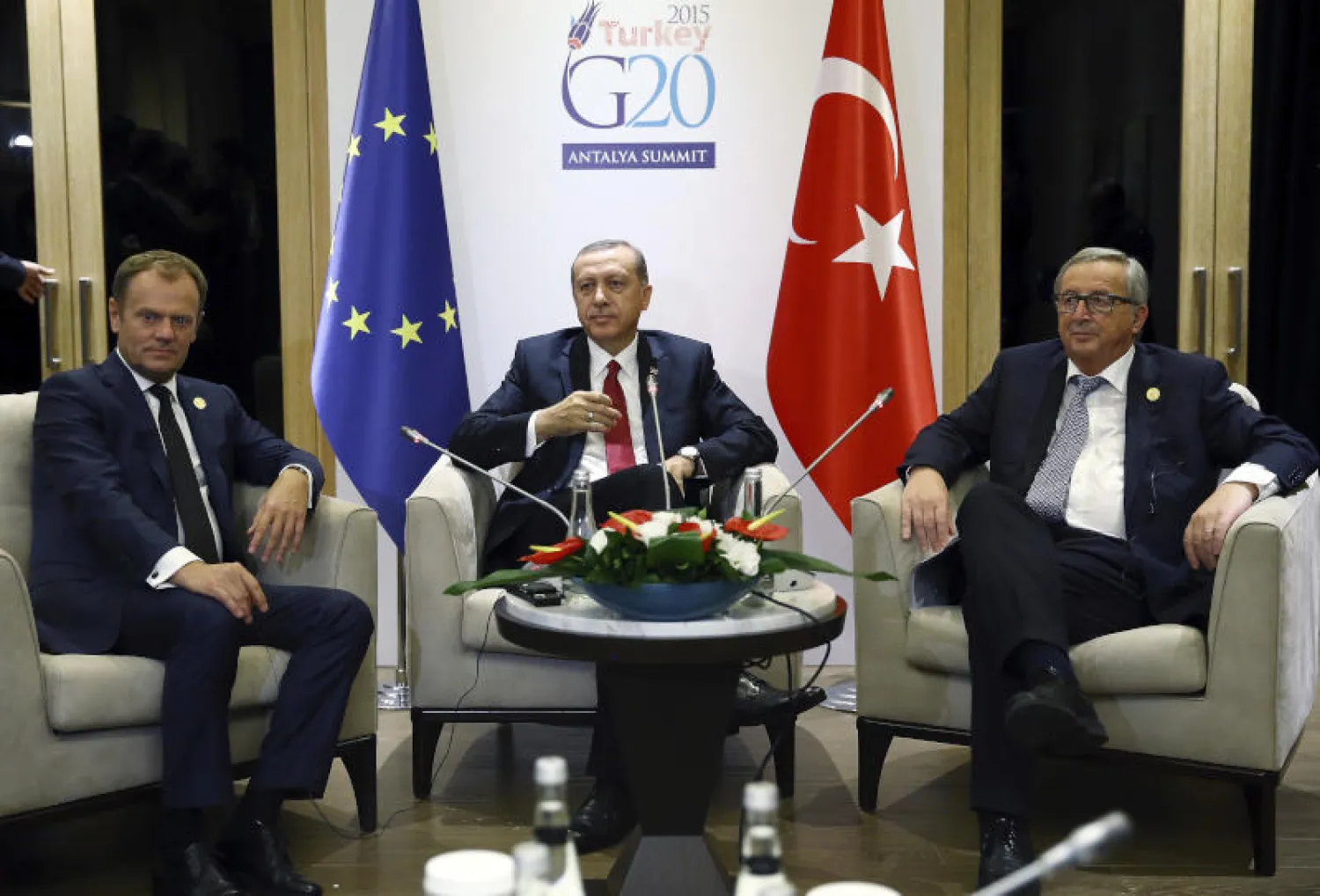 الرئيس التركي رجب طيب إردوغان يجلس بين مسؤولَين من الاتحاد الأوروبي (أ.ب)