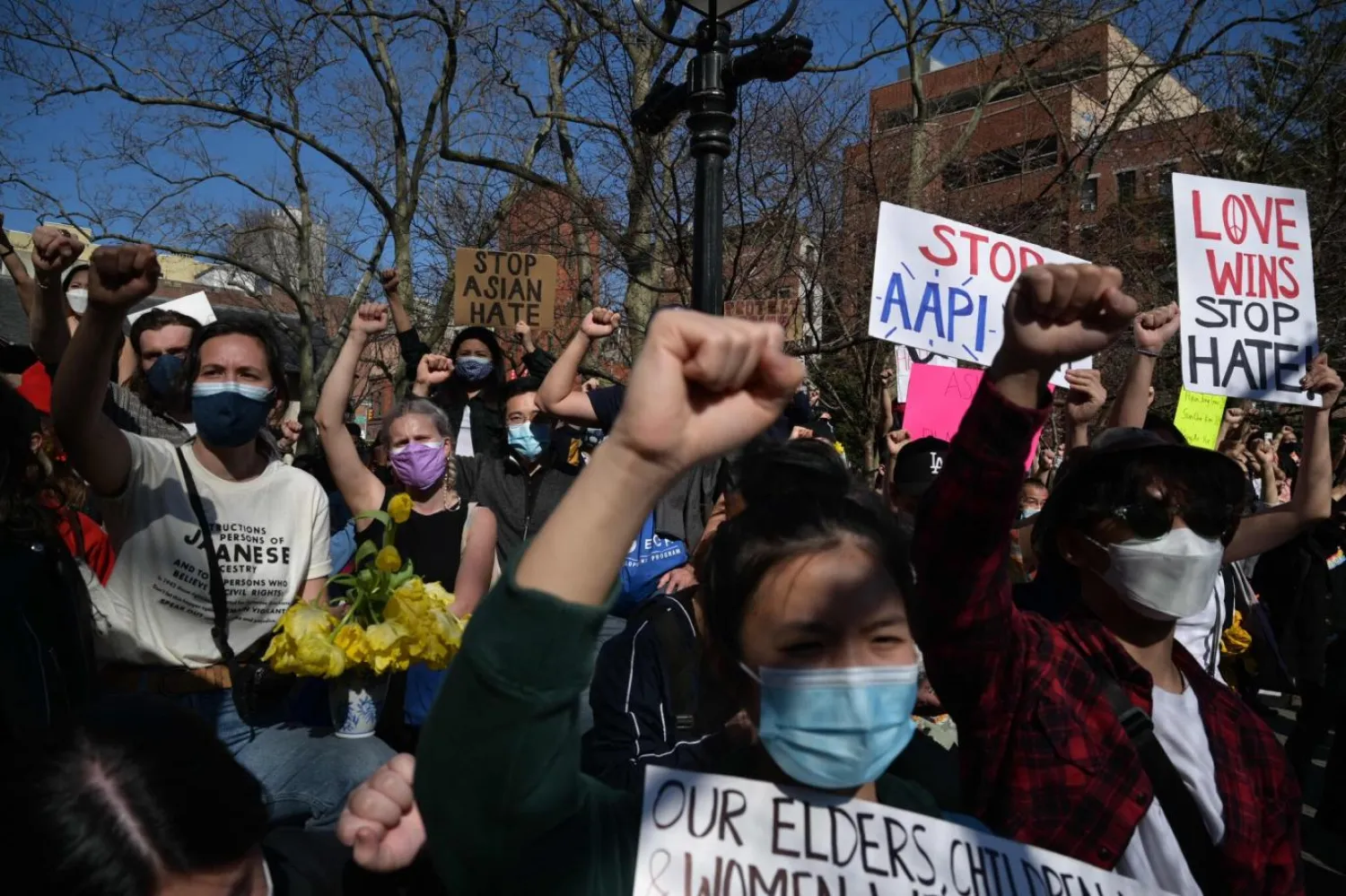 Asya kökenli ABD'lilere yönelik saldırılara karşı Manhattan'da düzenlenen protesto gösterisinden bir kare (AFP)