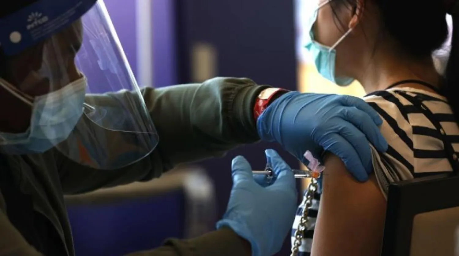 ABD’de aşı olan bir vatandaş (AFP)