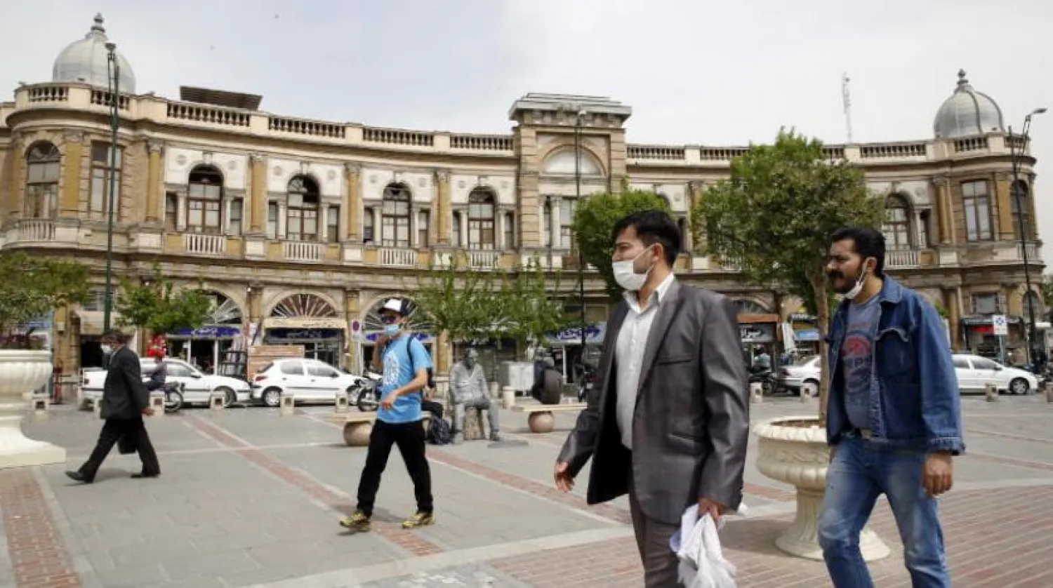 Tahran’da maskeyle dolaşan insanlar (EPA)