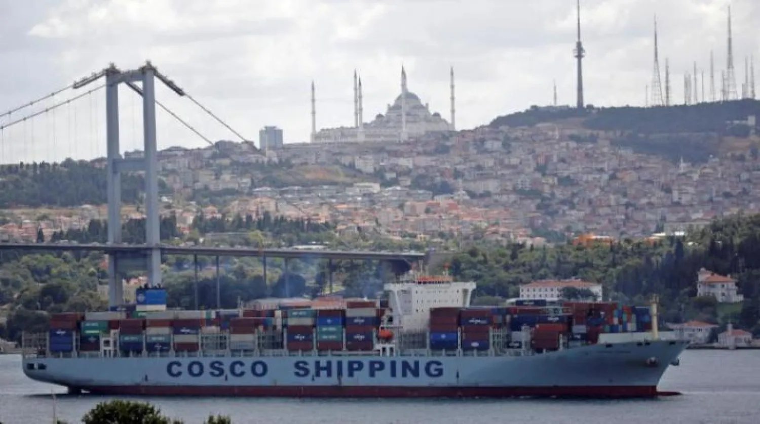 سفينة حاويات تعبر مضيق البوسفور في إسطنبول (رويترز)