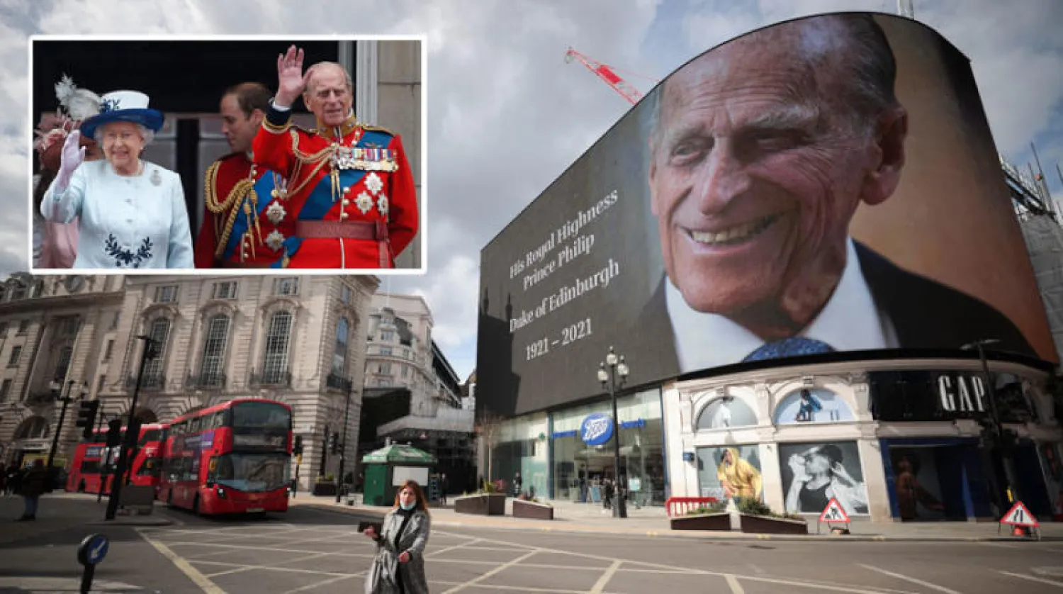 صورة للأمير فيليب تطل على ساحة «بيكاديلي» وسط لندن أمس (رويترز)... وفي الإطار هو والملكة خلال إحدى المناسبات الرسمية (أ.ب)