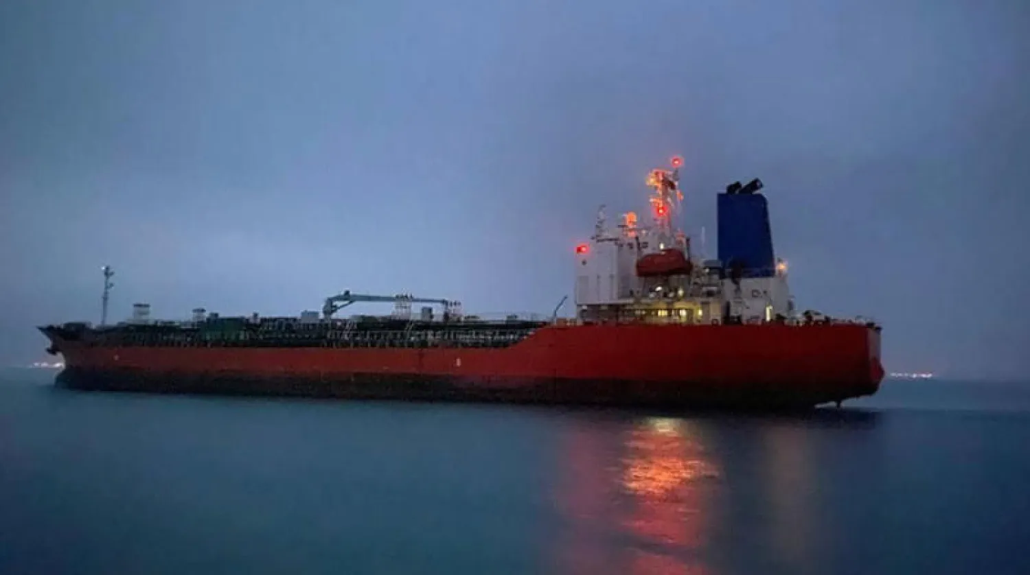 ناقلة المواد النفطية «هانكوك كيمي» الكورية الجنوبية التي احتجزتها إيران في يناير تغادر ميناء بندر عباس صباح أمس (أ.ب)