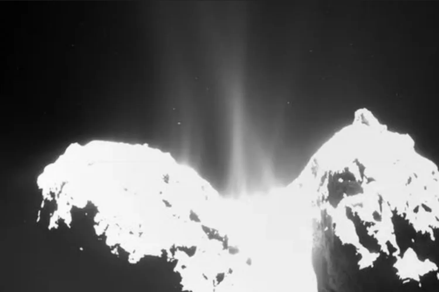 Rosetta uzay aracı, hala buz ve tozla yüklü bir kuyrukluyıldızın son derece yakın görüntülerini çekmişti (Avrıupa Uzay Ajansı)