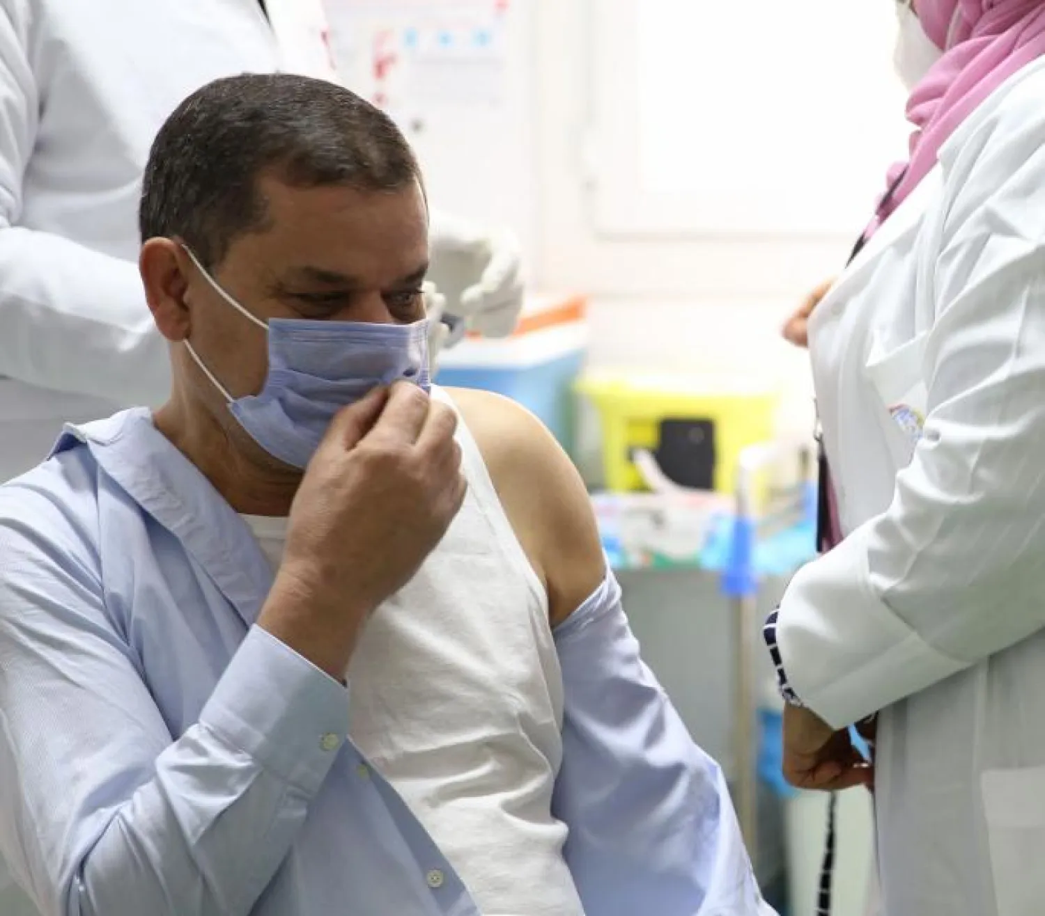 رئيس الوزراء الليبي عبد الحميد الدبيبة يتلقى جرعة من لقاح «كورونا» (أ.ف.ب)