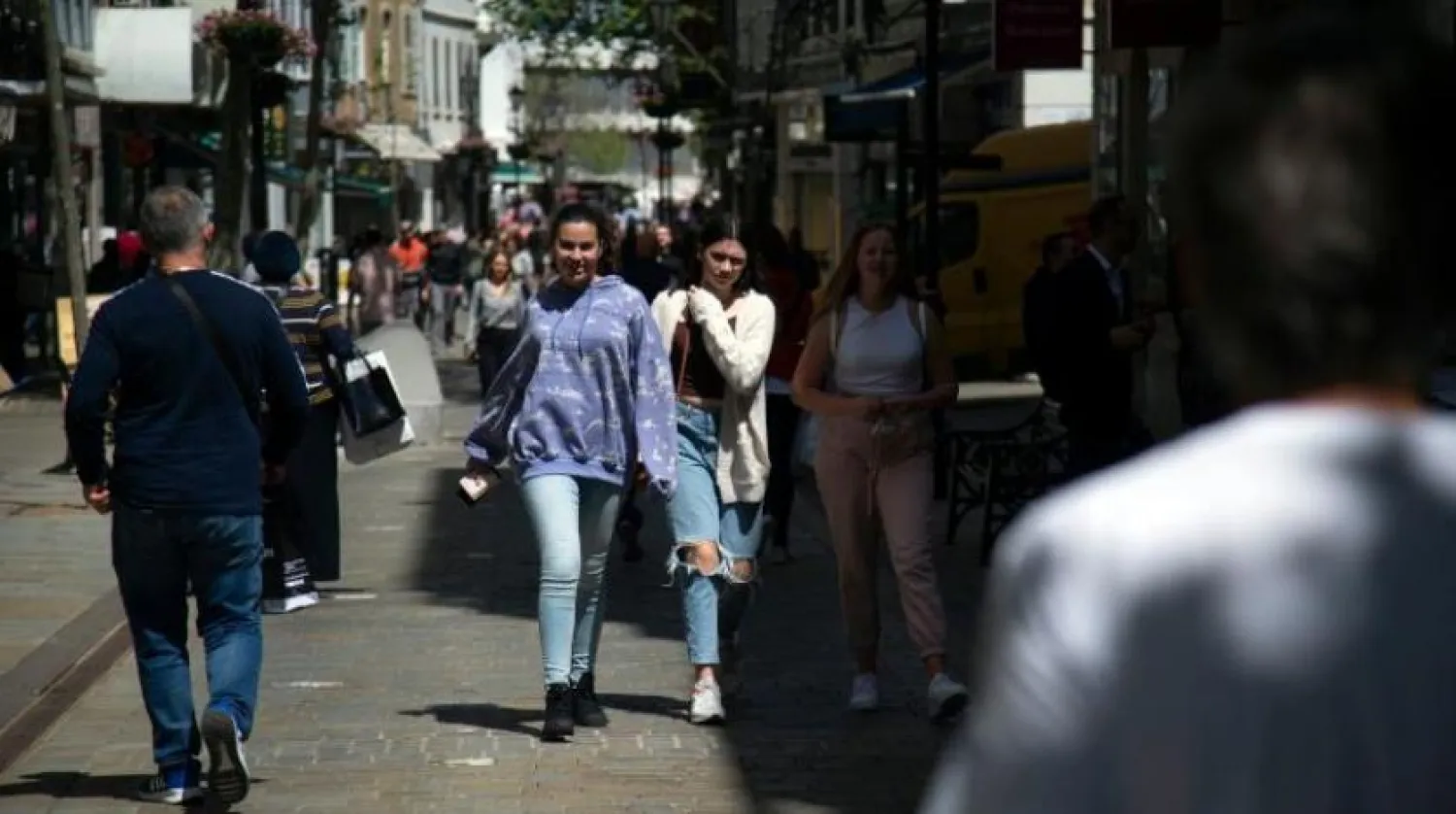 Cebelitarık'ta  maskesiz dolaşan insanlar (AFP)
