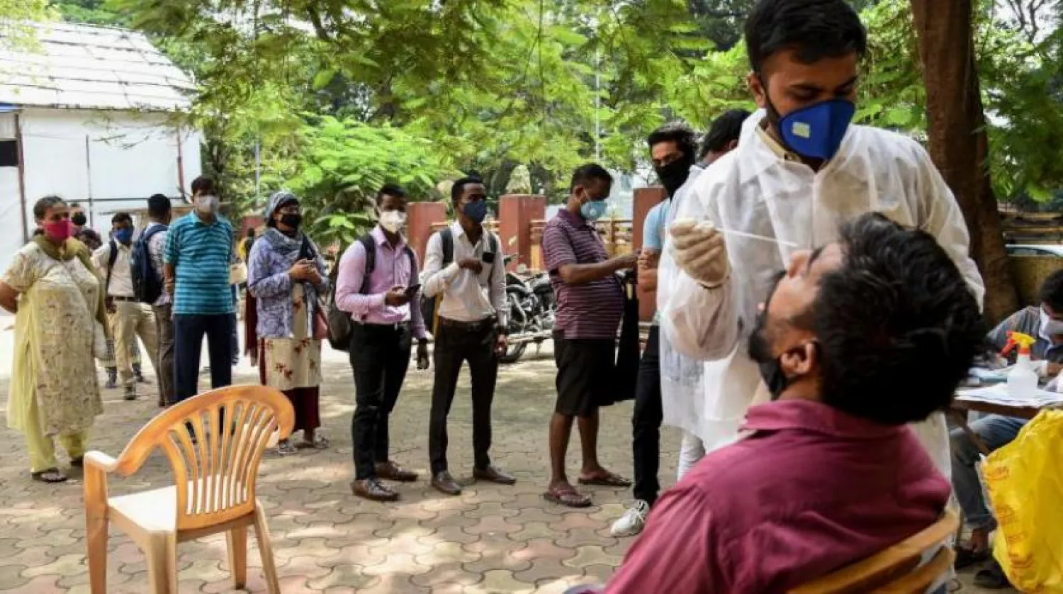 Mumbai'de koronavirüs testi yaptırmak için bekleyenler (AFP)