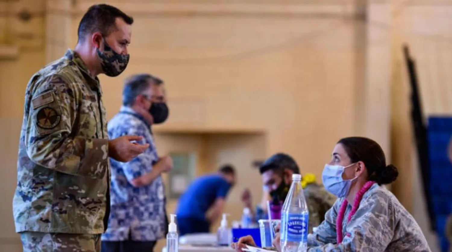 Geçtiğimiz Şubat ayında askerler Pearl Harbor üssünde kovid-19’a karşı aşı olmaya hazırlanırken. (AP)