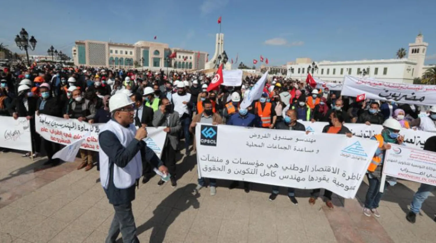 Tunus’taki mühendisler daha iyi çalışma koşulları talebiyle çarşamba günü başkentteki hükümet merkezi önünde düzenlenen protestoya katıldılar. (EPA)