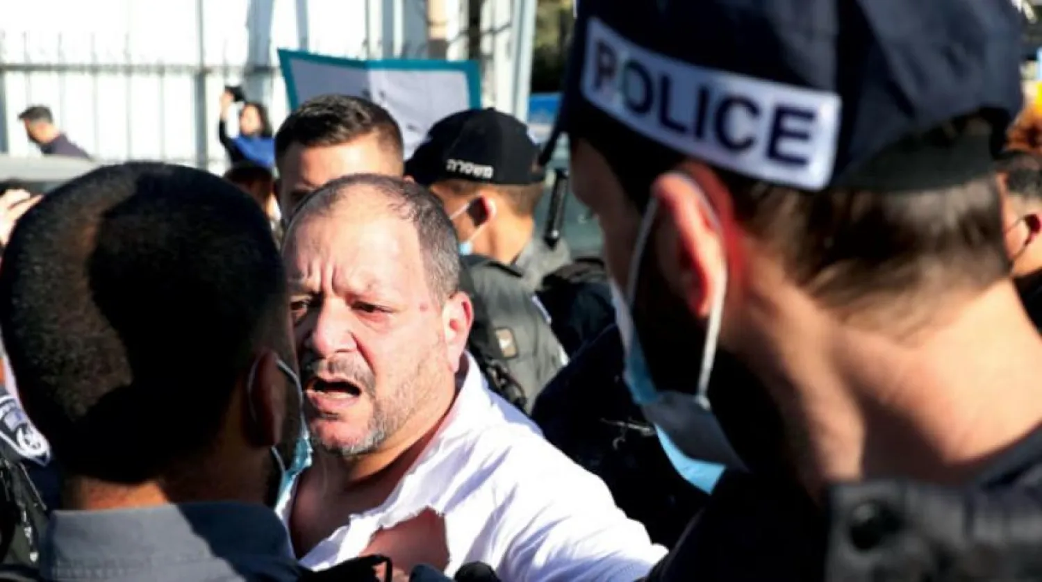 Ortak Arap Listesi'nin Yahudi Hadaş milletvekili Ofer Cassif’in Doğu Kudüs'teki Şeyh Cerrah Mahallesi’nde İsrail yerleşiminin kurulmasına karşı düzenlenen bir gösteride polisle karşı karşıya (AP) 