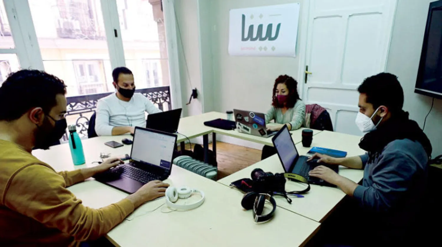 صحافيون سوريون لاجئون بمدريد في 9 من الشهر الحالي (أ.ف.ب)