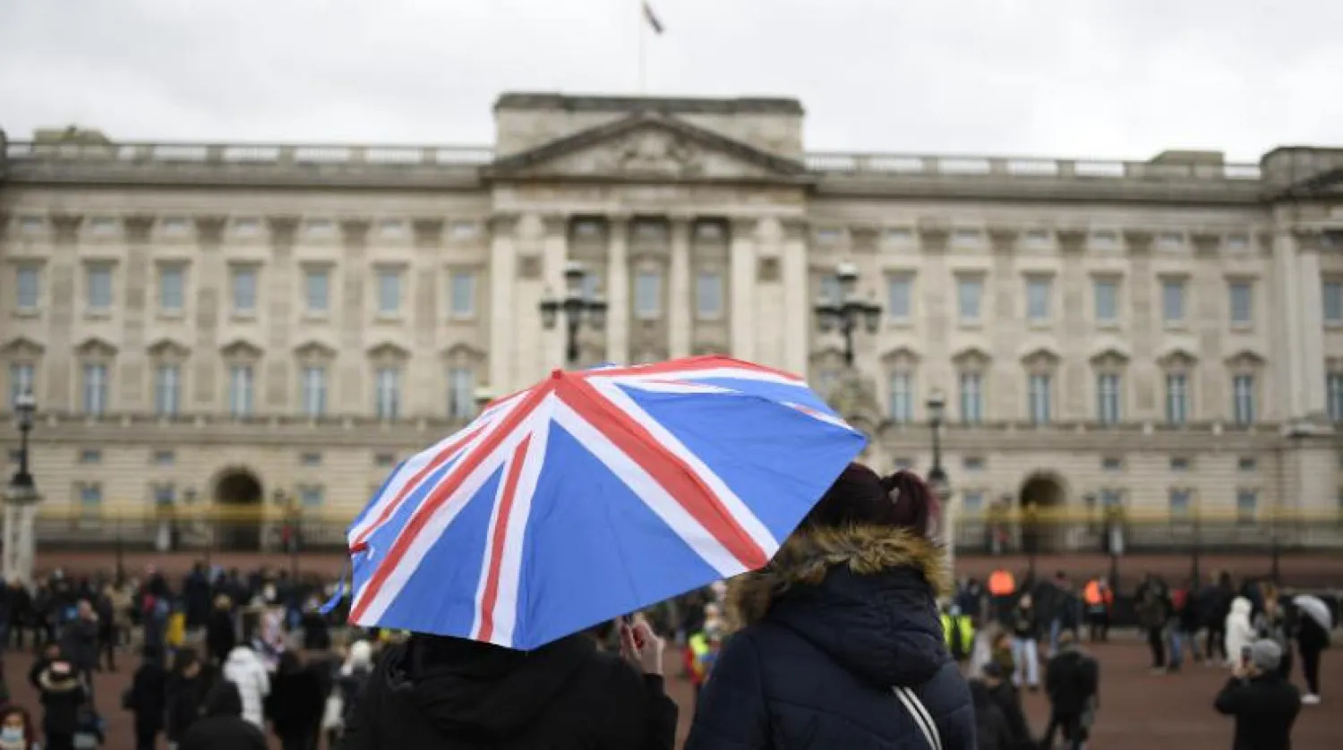 Prens Philip’in ölüm haberini alan vatandaşlar Buckingham Sarayı’nın önünde toplandı(AFP)
