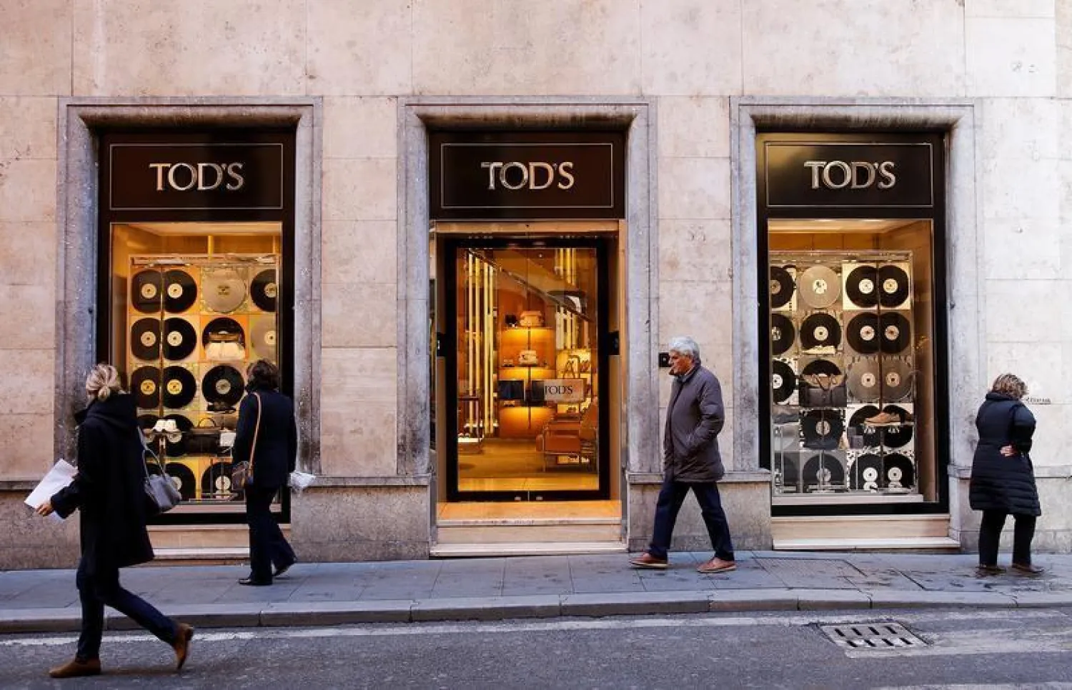People walk past a Tod's shop in downtown Rome, Italy February 10, 2016. REUTERS/Tony Gentile/File Photo
