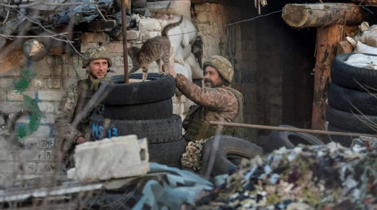 جنود أوكرانيون منتشرون في دونتسك أول من أمس (رويترز)