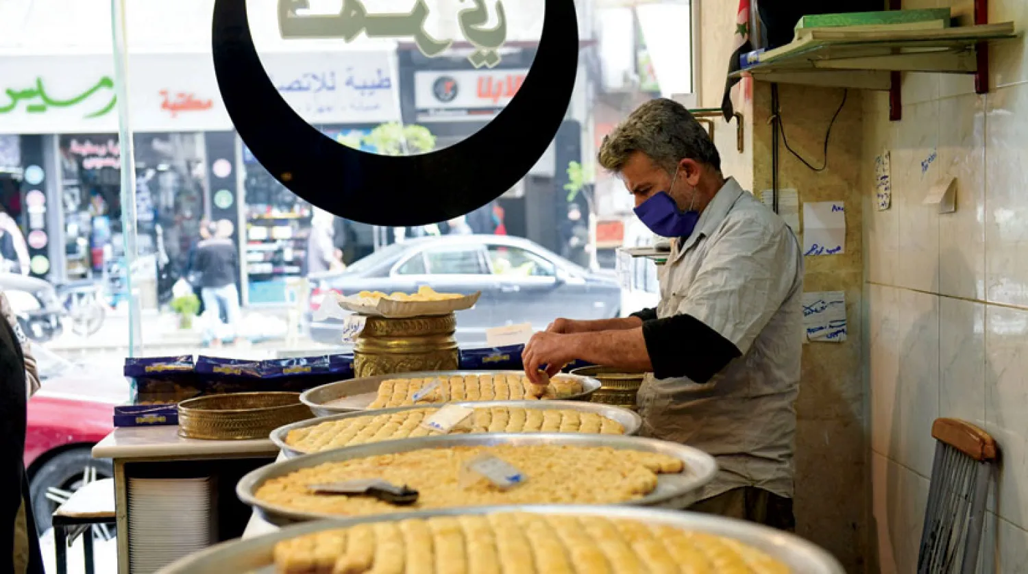 محل للحلويات الشرقية في دمشق (أ.ف.ب)