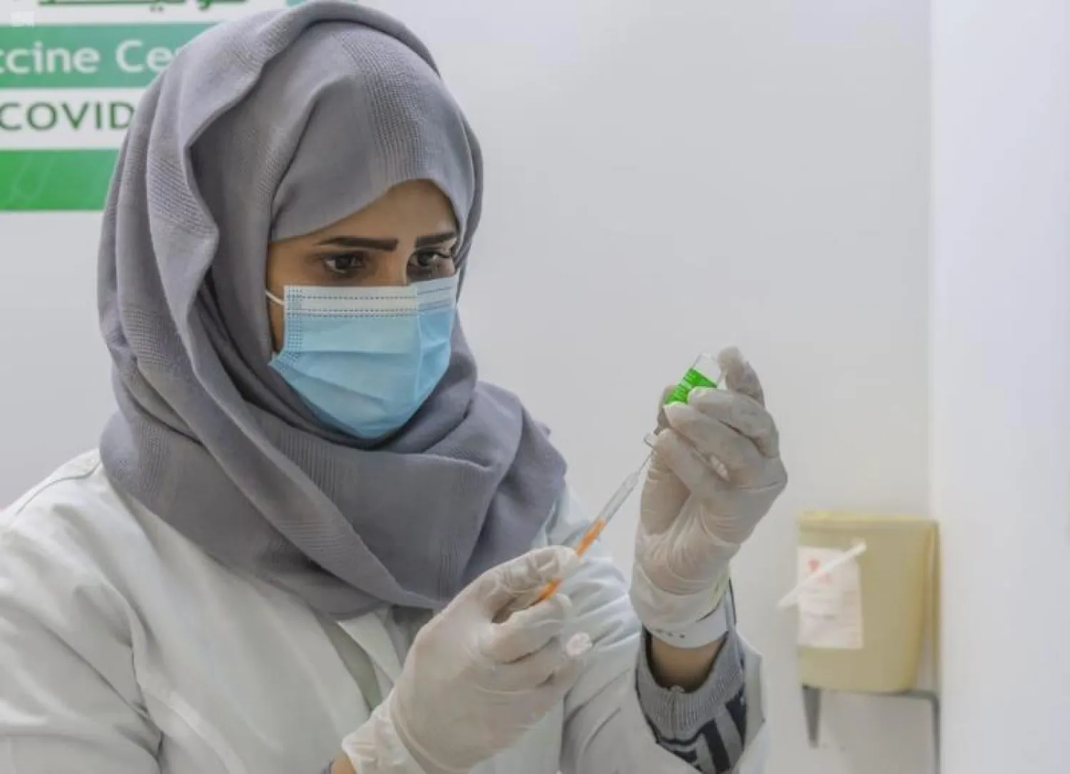 ممارسة صحية في أحد مراكز أخذ اللقاحات في السعودية (واس)