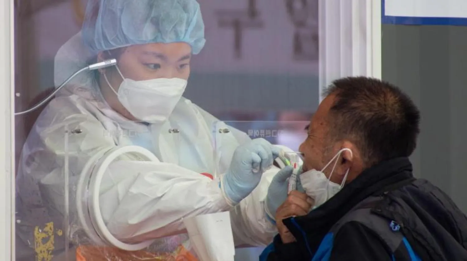 Güney Kore’de koronavirüs testi olan bir vatandaş (EPA)