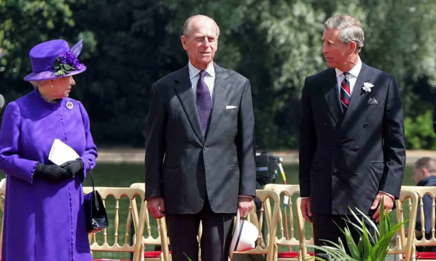 الأمير فيليب والملكة إليزابيث الثانية وبجوارهما الأمير تشارلز (أ.ف.ب)