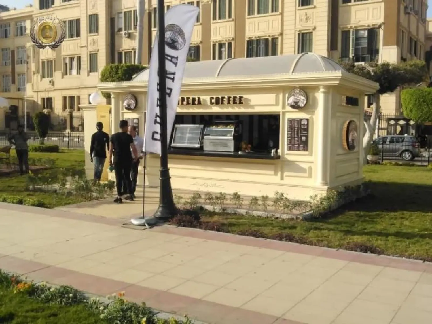 أحد الأكشاك لبيع المأكولات داخل الحديقة المواجهة لقصر عابدين التاريخي (الشرق الأوسط)