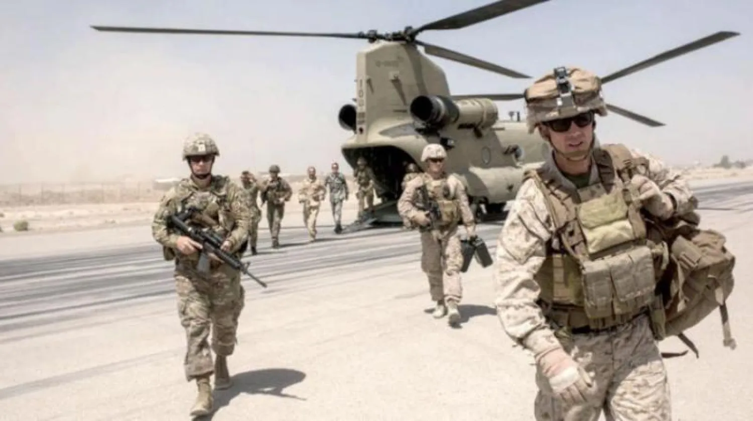 إنزال لجنود من مشاة البحرية الأميركية (المارينز) خارج قندهار ({واشنطن بوست)