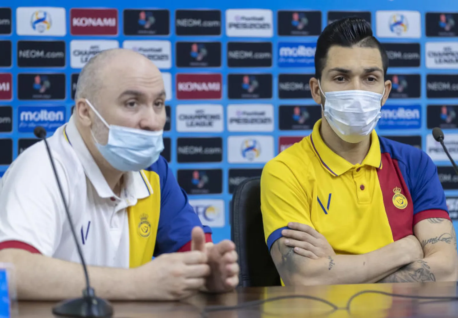 جانب من المؤتمر الصحافي لمدرب النصر واللاعب بيتروس (الشرق الأوسط)