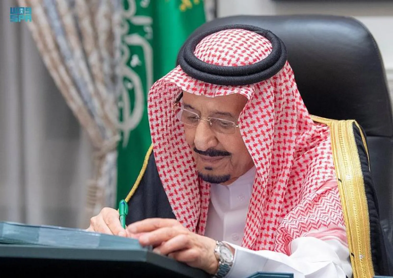 خادم الحرمين الشريفين الملك سلمان بن عبد العزيز مترئساً جلسة مجلس الوزراء عبر الاتصال المرئي (واس)