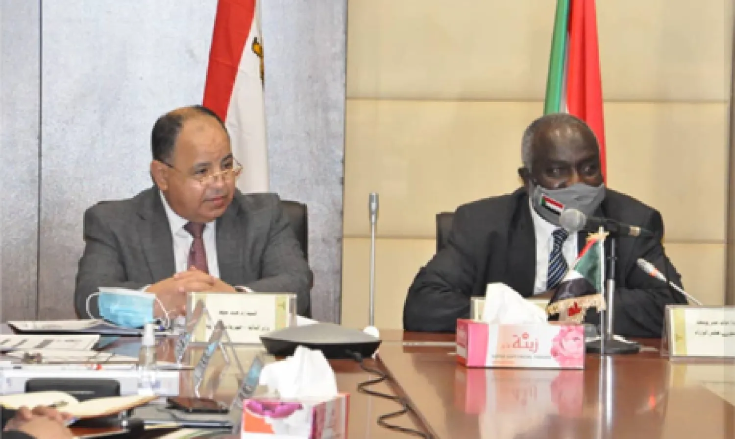 Egypt’s finance minister Mohamed Maait and Sudanese cabinet affairs minister Khalid Omer Yousif meet in Khartoum (Ministry of Finance)
