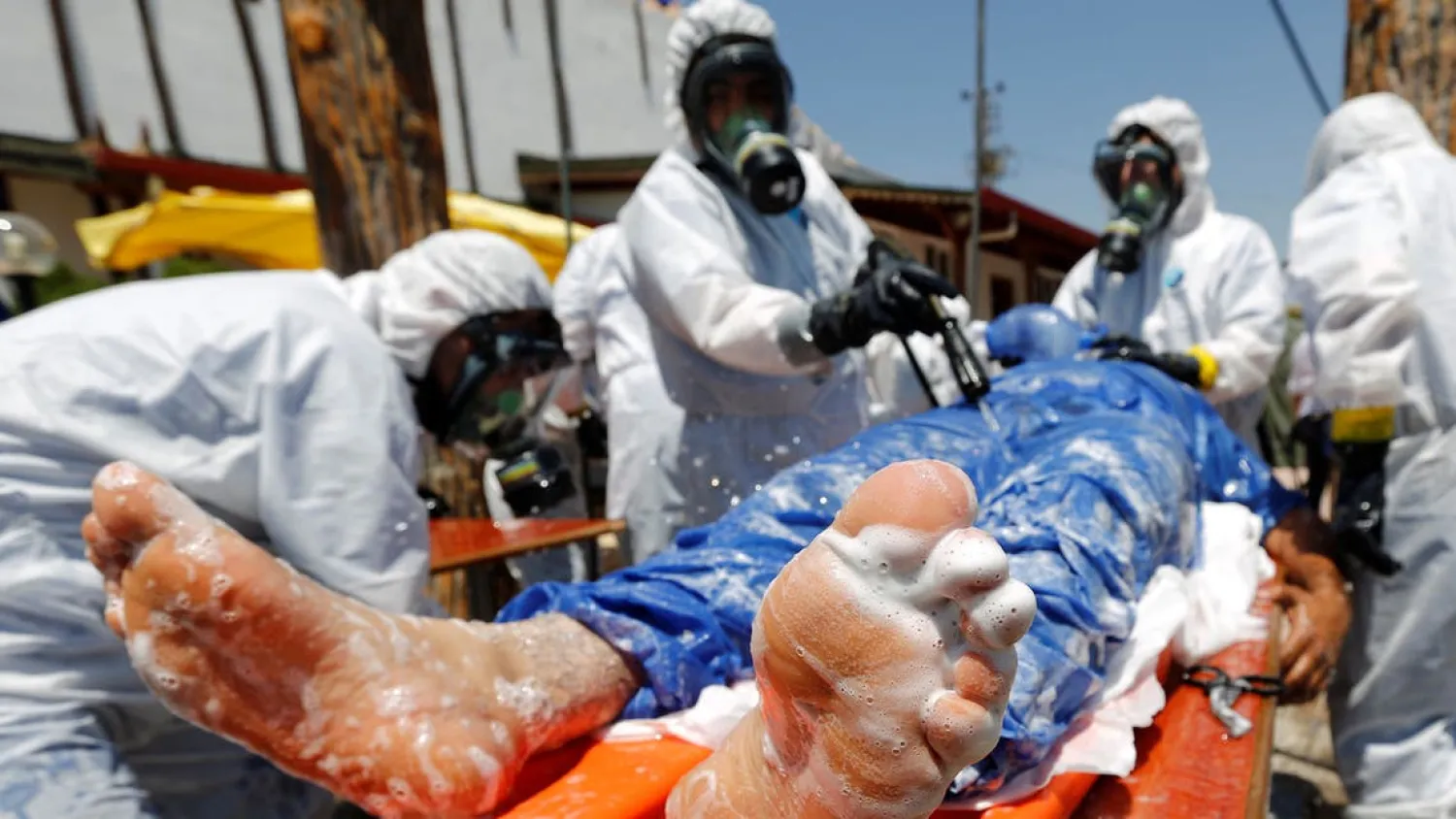 Syrian medical staff take part in a training exercise to learn how to treat victims of chemical weapons attacks, in a course organized by the World Health Organisation (WHO) in Gaziantep, Turkey, July 20, 2017. (Reuters)
