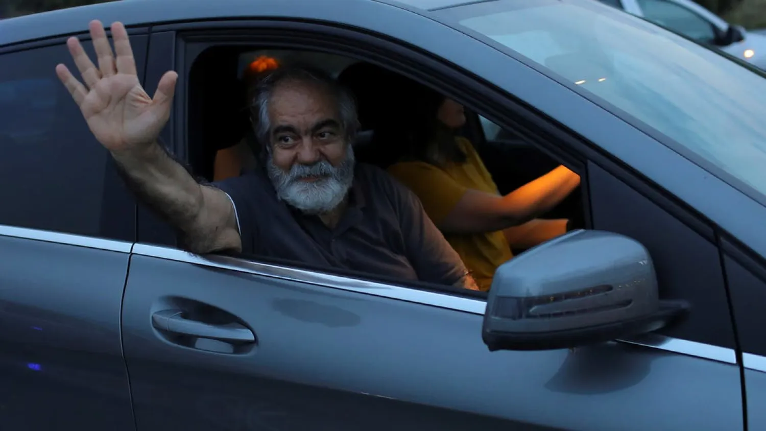 Journalist Mehmet Altan waves to media after being released from the prison in Silivri, near Istanbul, Turkey, June 27, 2018. (File photo: Reuters)
