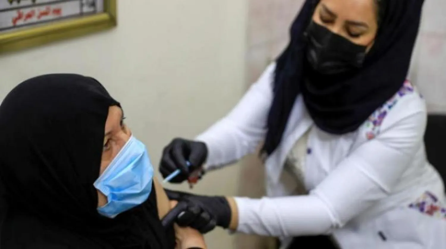 Bağdat’ta bir aşı merkezi (Reuters)