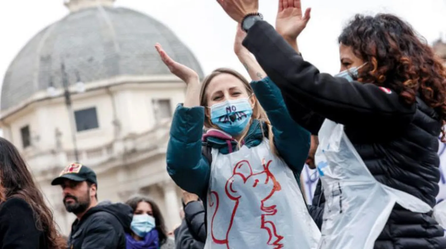 Roma'da kapanma kısıtlamalarına karşı düzenlenen protestolar (EPA)