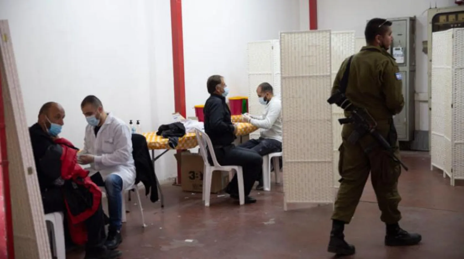 Batı Şeria’da Moderna aşısı uygulanan Filistinli işçiler (AP)